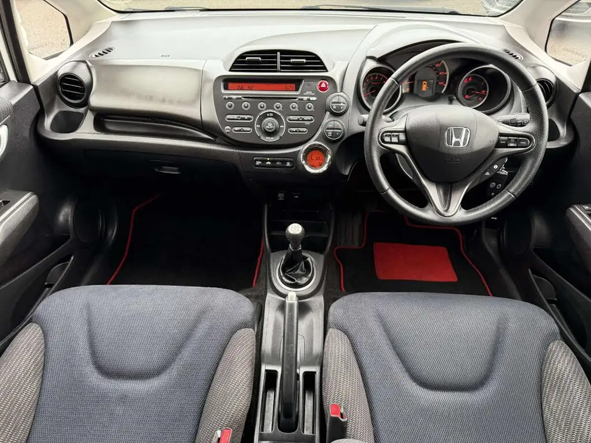 2014-honda-jazz-14-es-plus-big-16