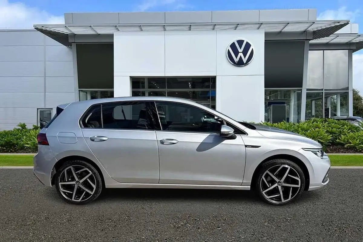 2022-volkswagen-golf-15-tsi-style-150ps-hatchback-big-3