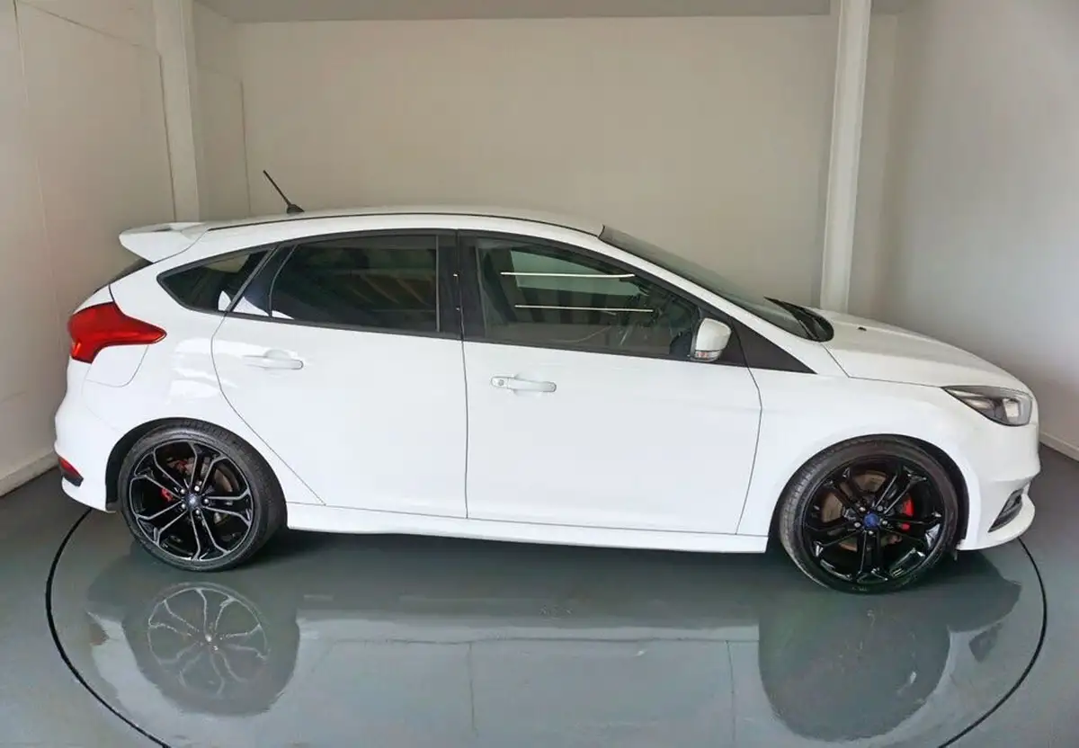 2018-ford-focus-20t-st2-hatchback-big-12