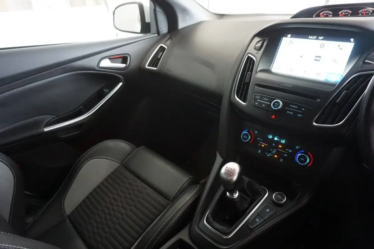 2018-ford-focus-20t-st2-hatchback-big-36