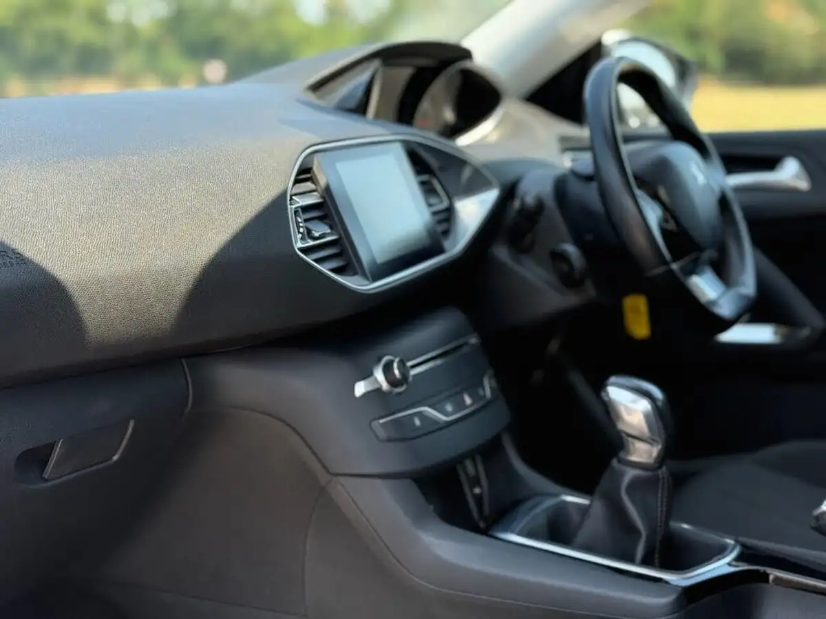 2016-peugeot-308-sw-12-puretech-active-110bhp-99g-big-16