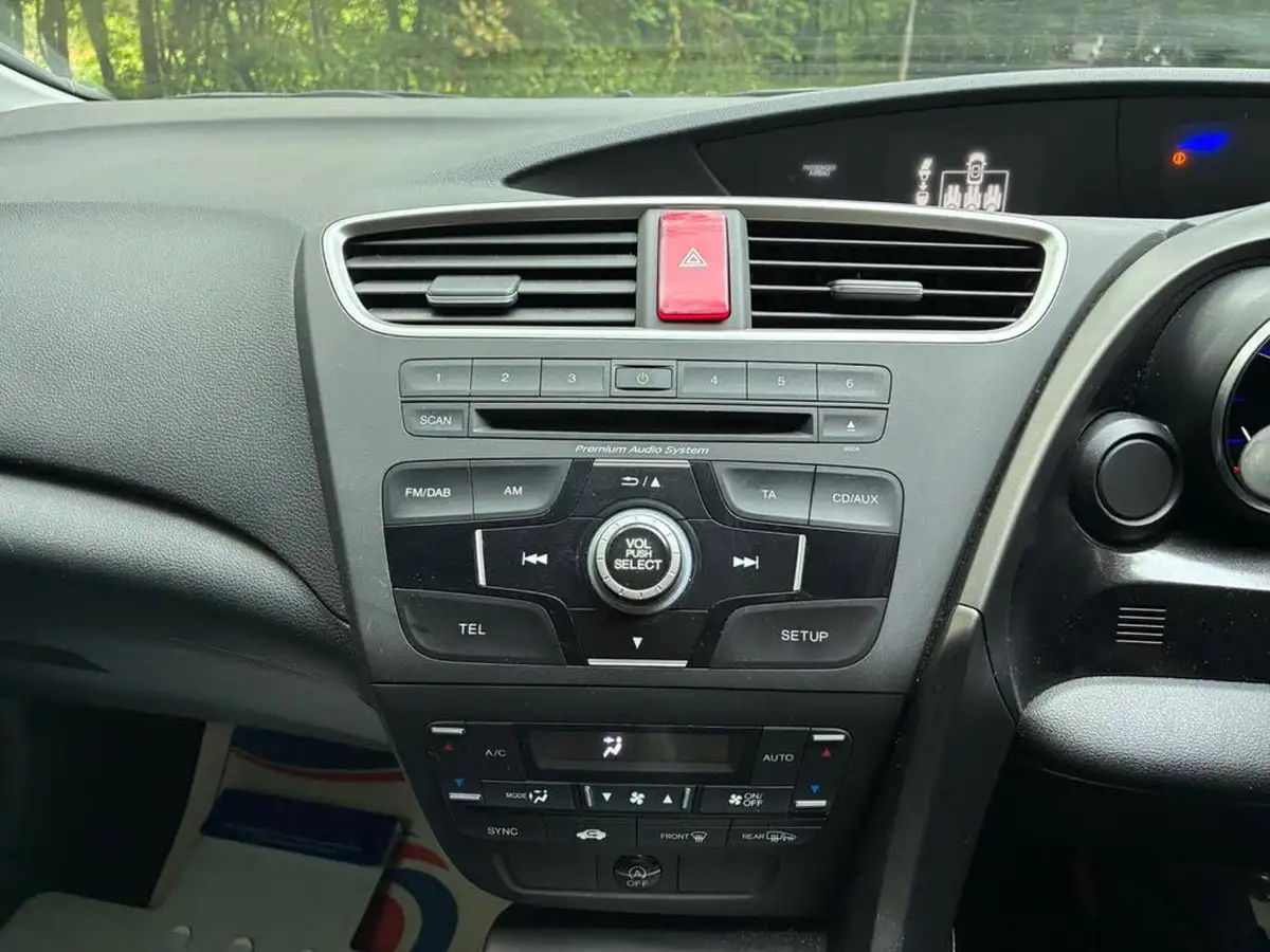 2014-honda-civic-16td-se-plus-hatchback-big-16