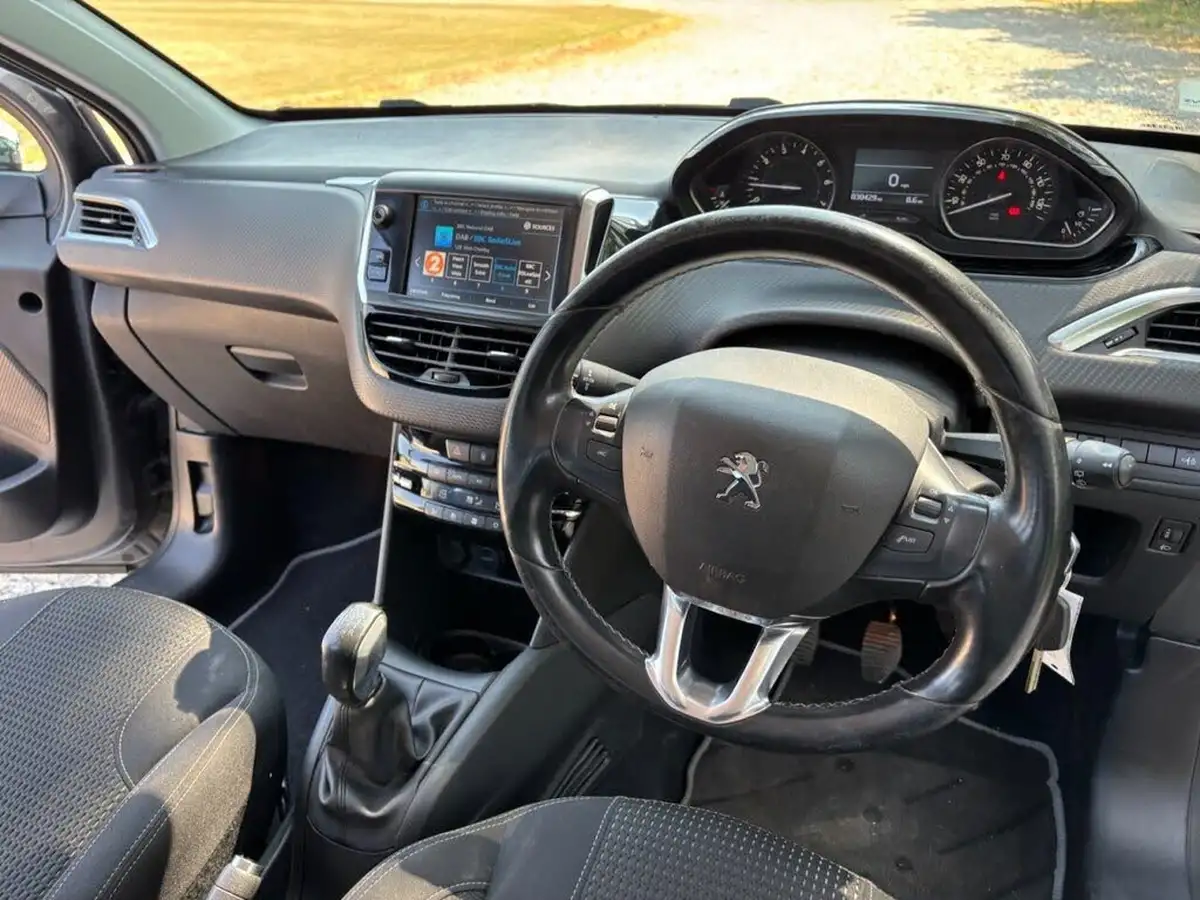 2018-peugeot-208-12-puretech-tech-edition-82bhp-big-20