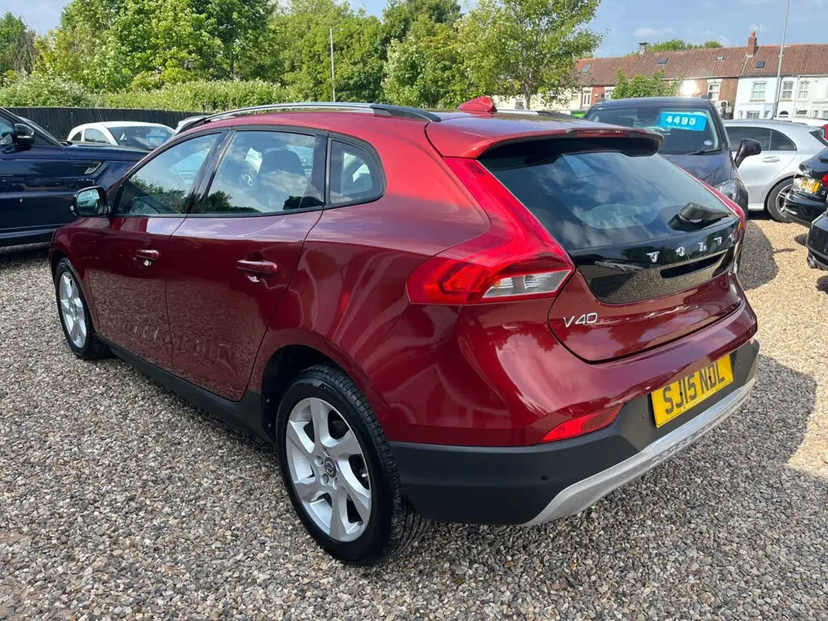 2015-volvo-v40-16td-d2-cross-country-lux-nav-big-6