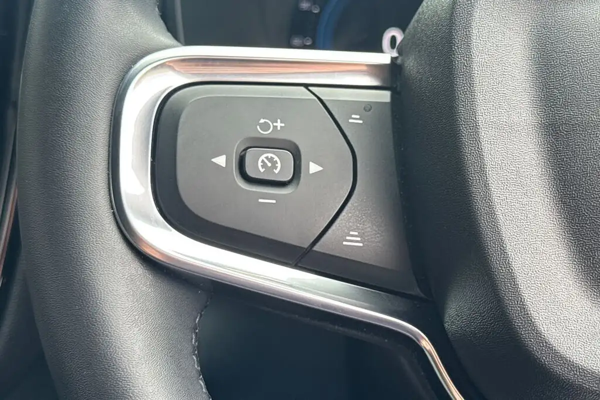 2022-volvo-xc40-20-b3-plus-big-10