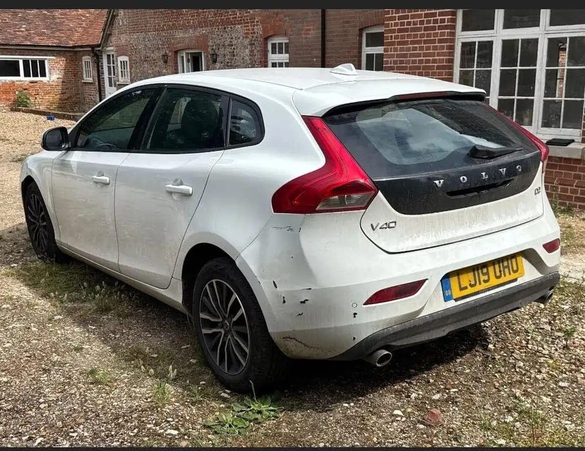 2019-volvo-v40-20td-d2-momentum-edition-geartronic-big-2