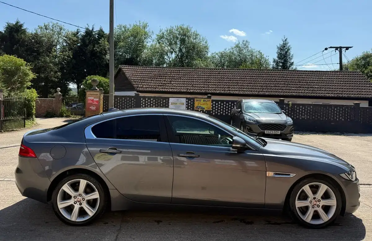 2016-jaguar-xe-20td-portfolio-180ps-big-9