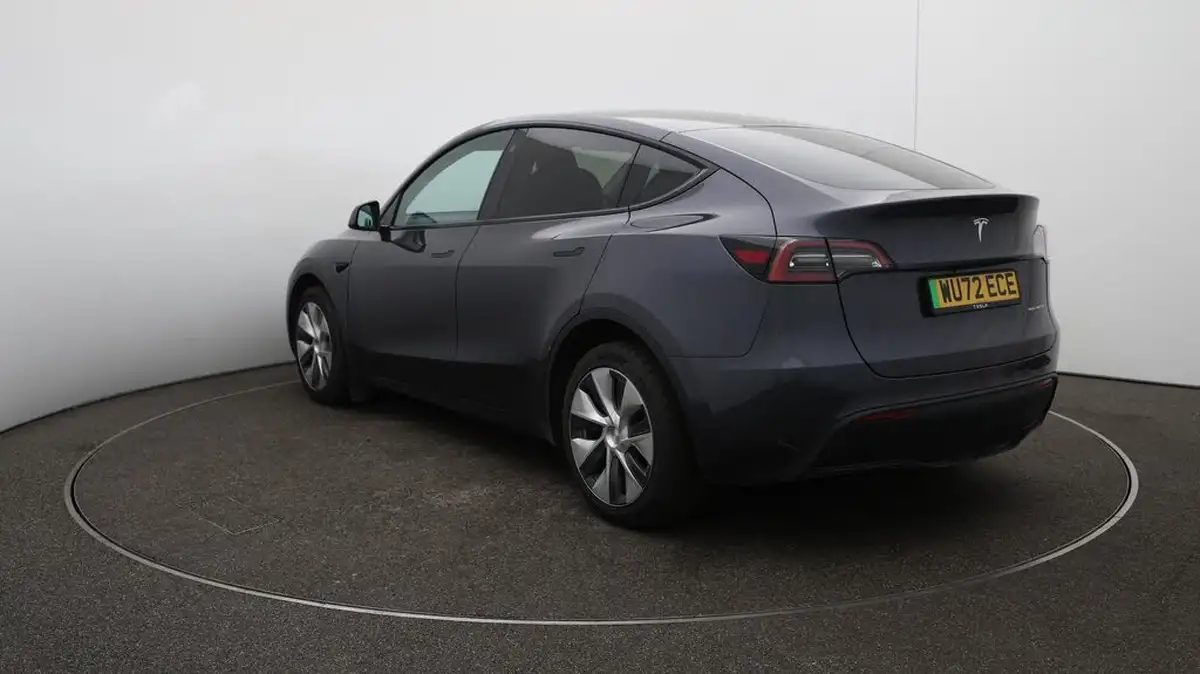 2022-tesla-model-y-e-long-range-big-44