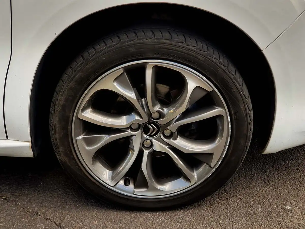 2015-citroen-ds4-16e-hdi-dstyle-nav-etg6-big-37