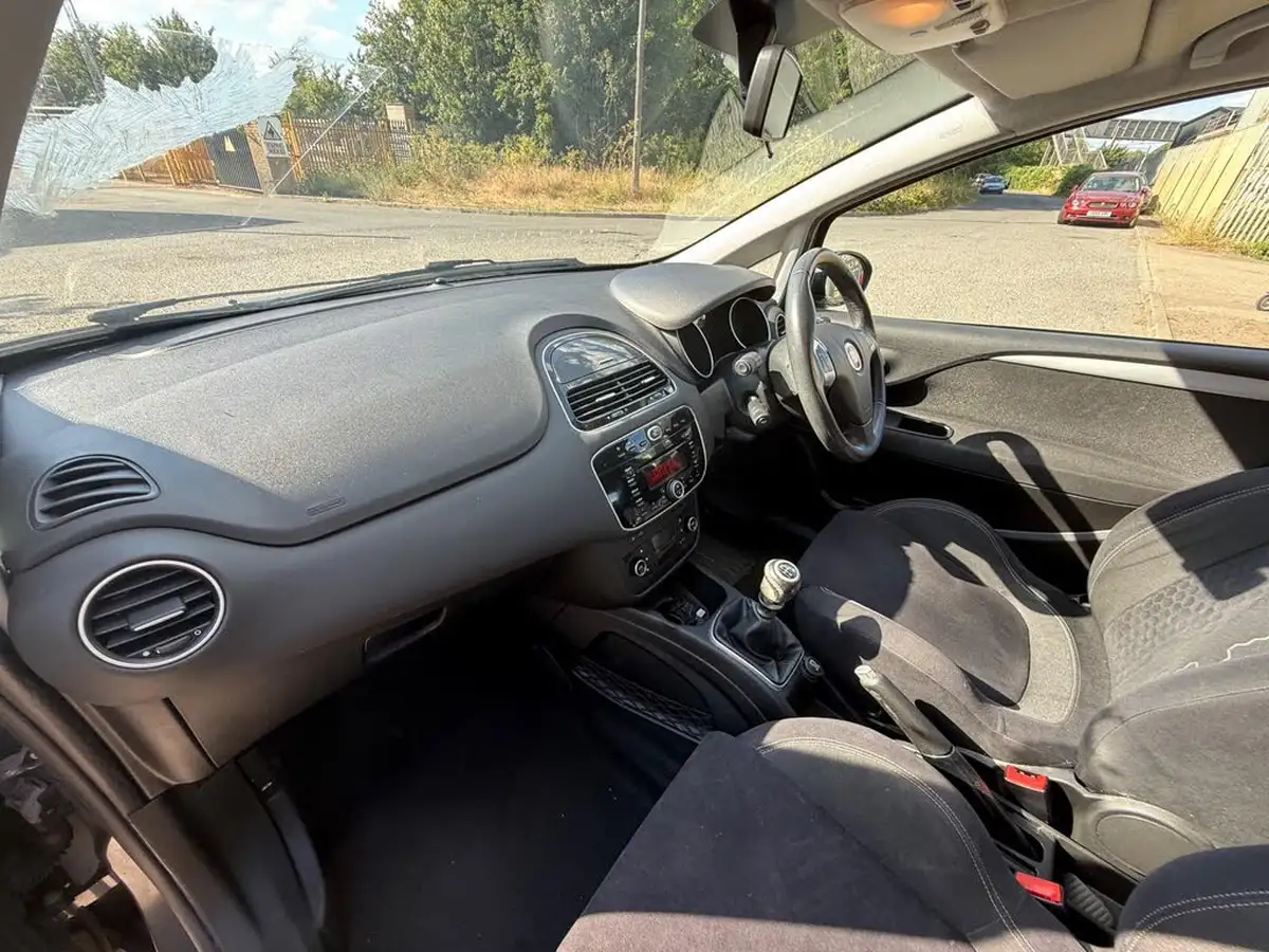 2014-fiat-punto-12-easy-3d-big-20