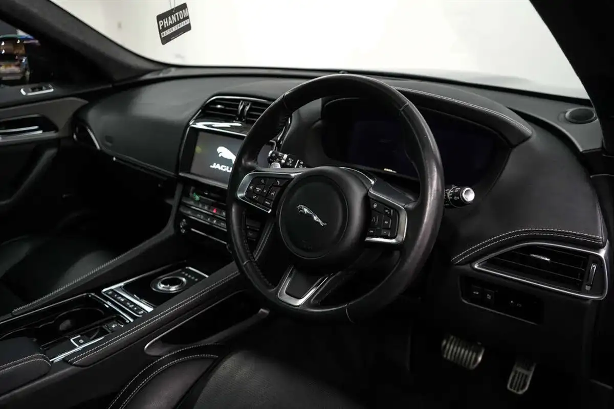 2020-jaguar-f-pace-20i-chequered-flag-big-26