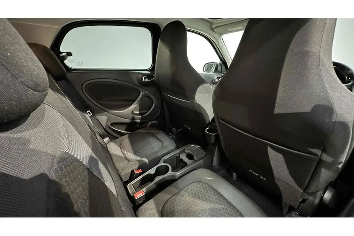 2021-smart-forfour-eq-premium-big-26