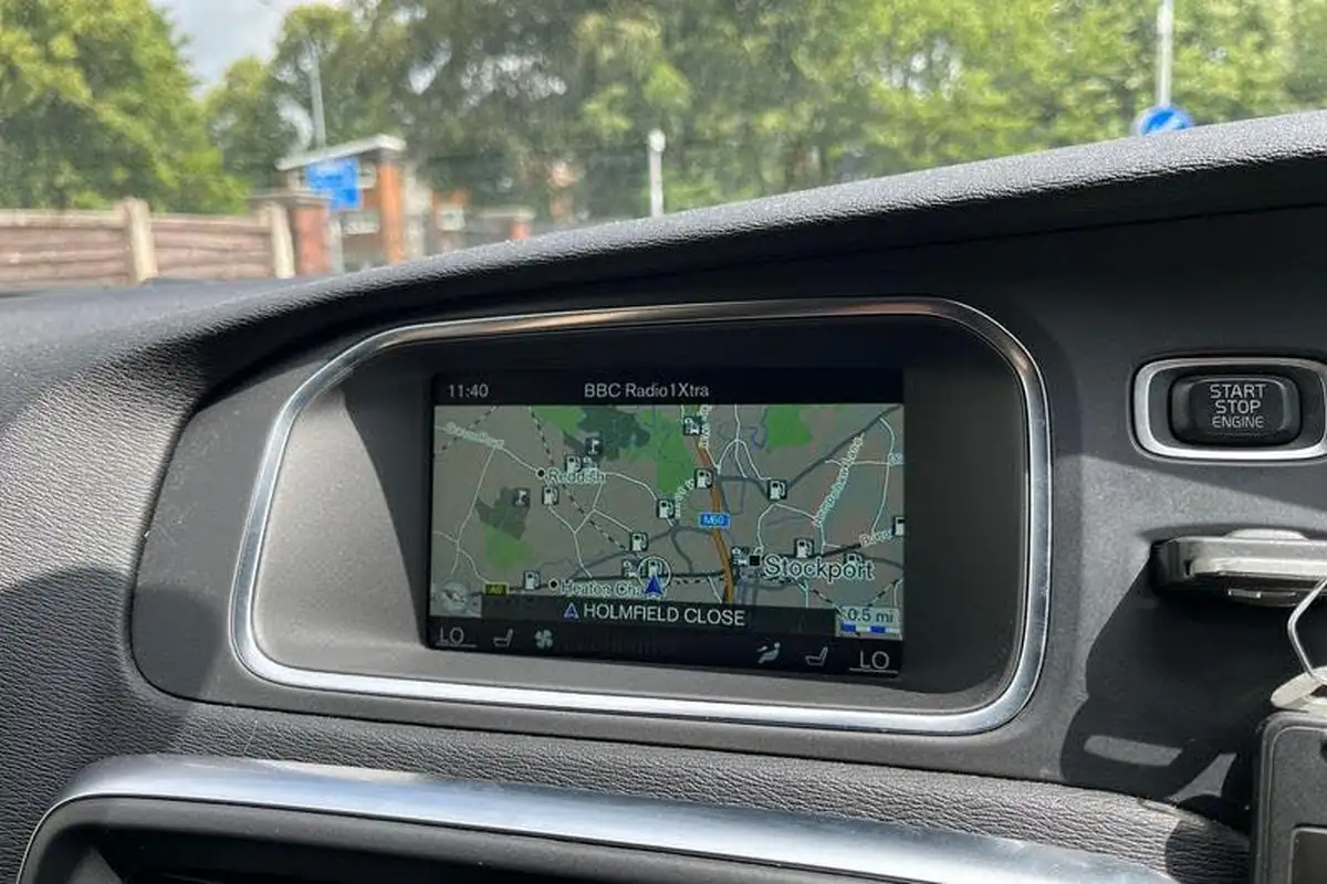 2016-volvo-v40-20-t2-r-design-nav-plus-big-32