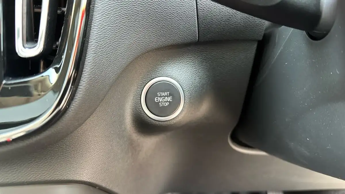 2025-volvo-xc40-20-b4-ultra-dark-big-40