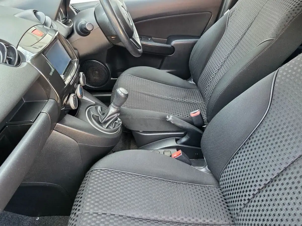 2014-mazda-mazda2-13-sport-venture-big-18