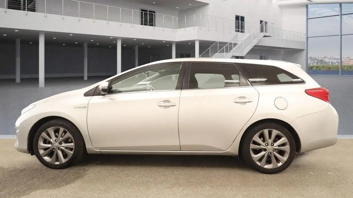 2015-toyota-auris-18-vvt-i-hsd-excel-touring-sports-e-cvt-big-4