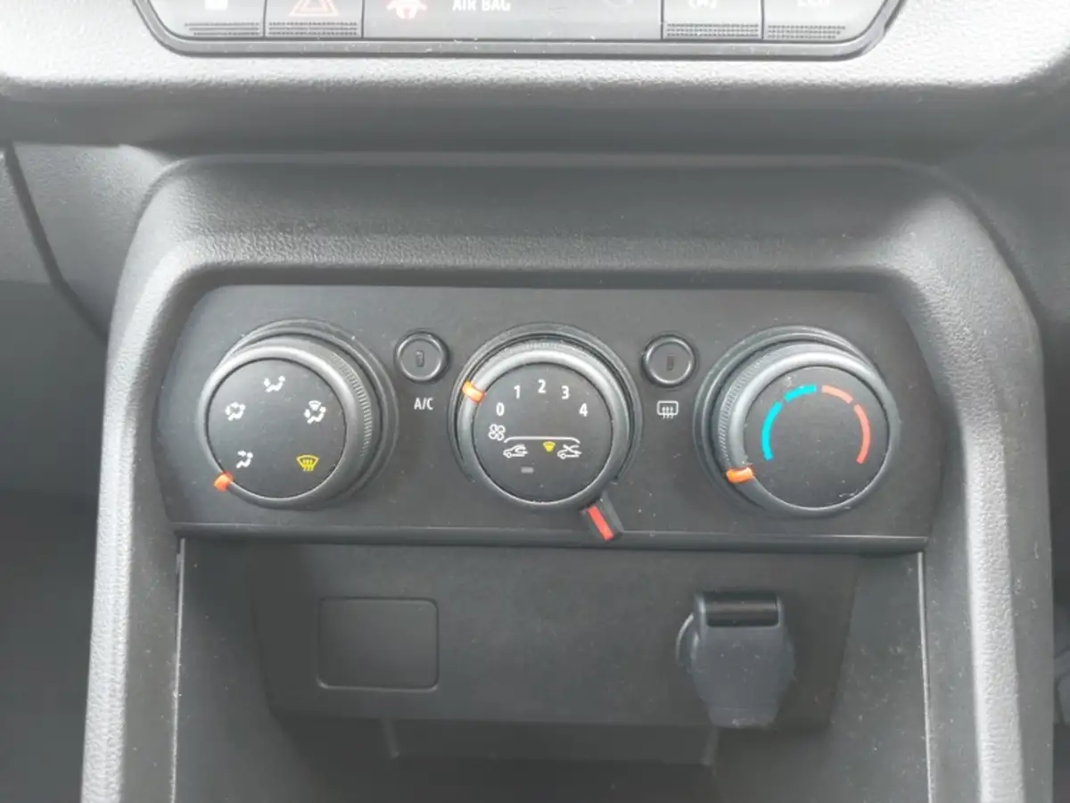 2024-dacia-sandero-10-tce-essential-90bhp-big-15