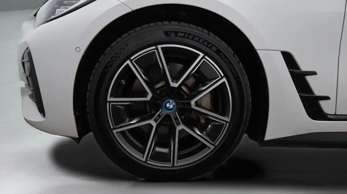 2022-bmw-i4-e-edrive40-m-sport-big-18