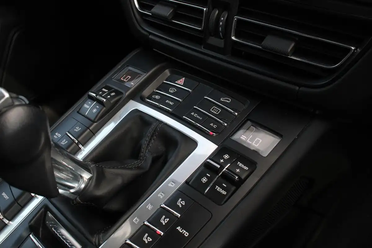2018-porsche-macan-big-21