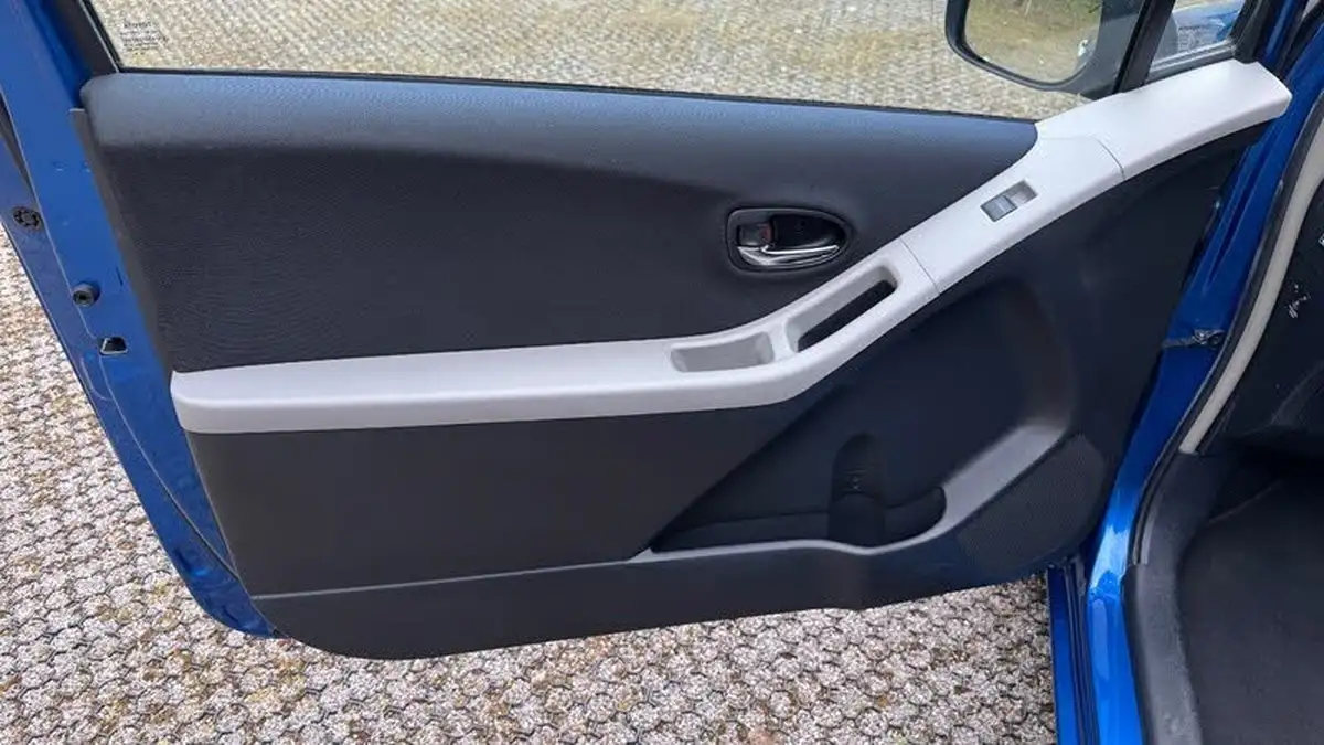2010-toyota-yaris-10-tr-3d-big-23