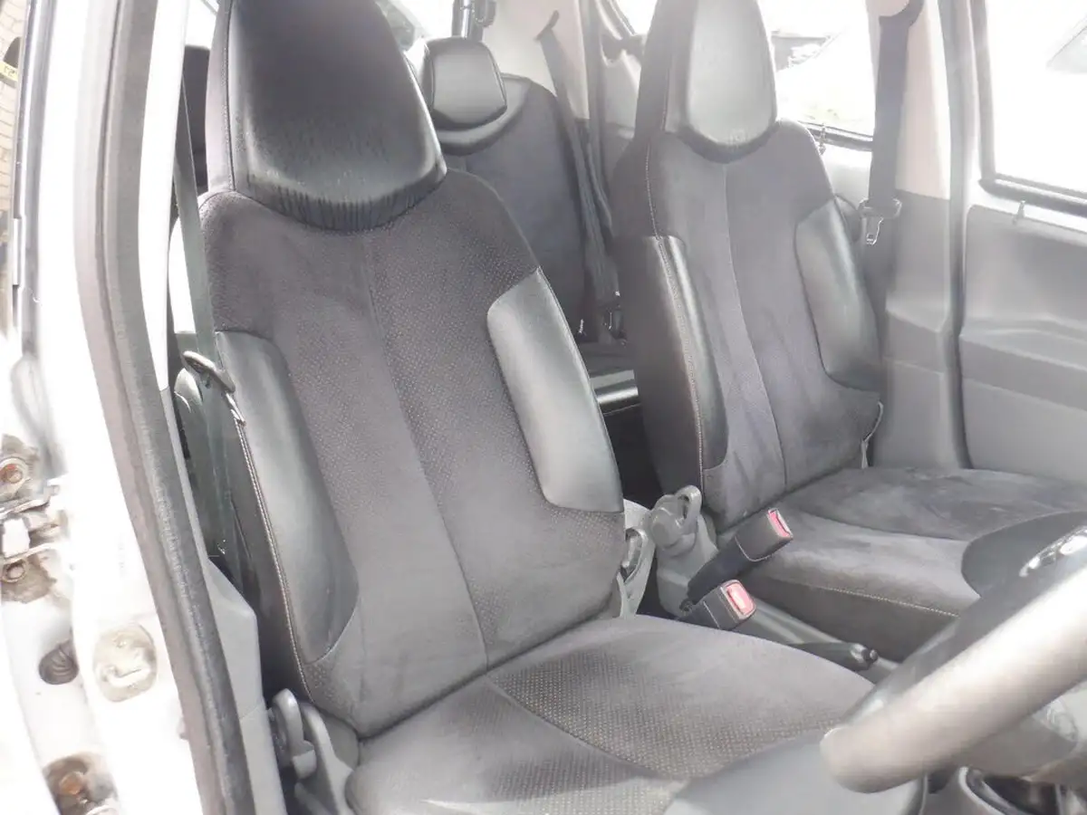 2011-toyota-aygo-10-aygo-ice-5d-big-10
