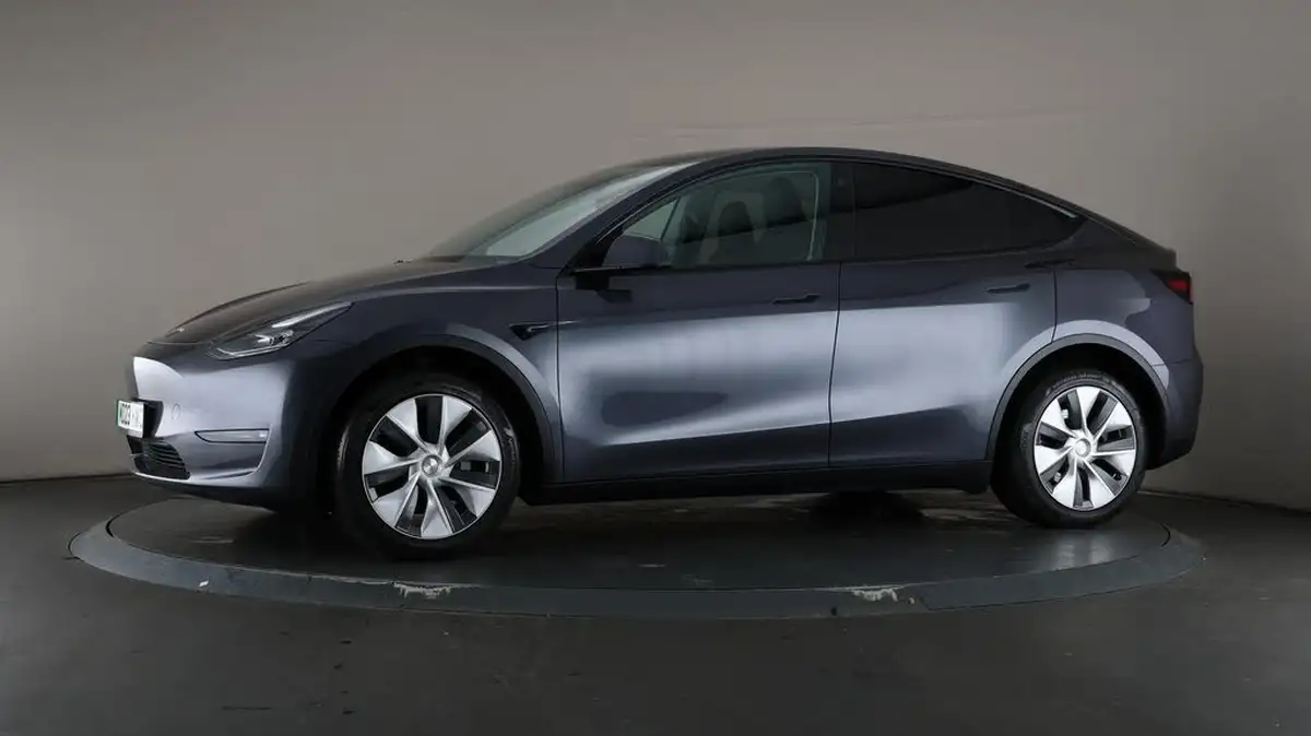 2023-tesla-model-y-e-long-range-big-41