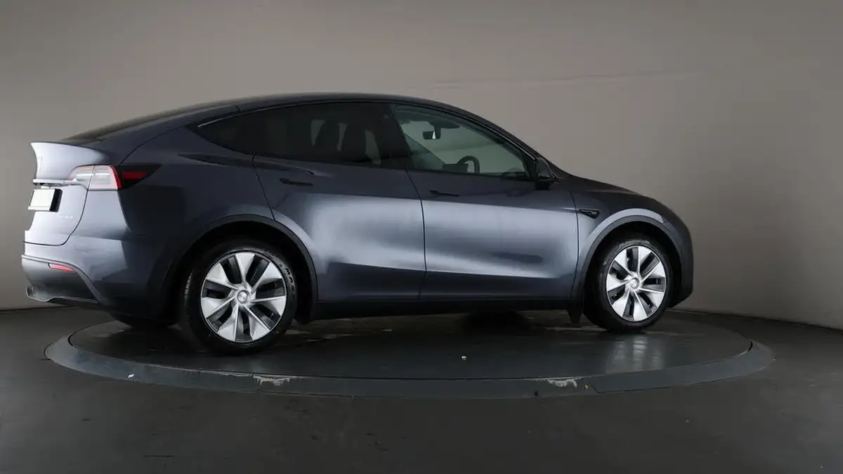 2023-tesla-model-y-e-long-range-big-65