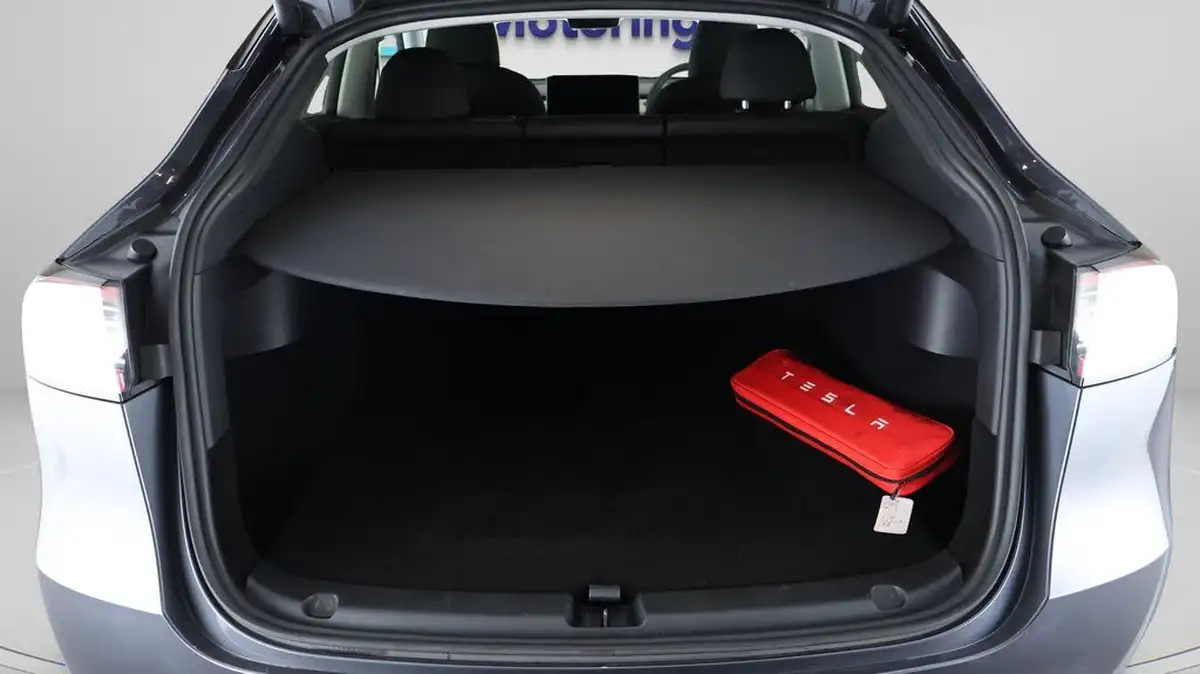 2023-tesla-model-y-e-long-range-big-17