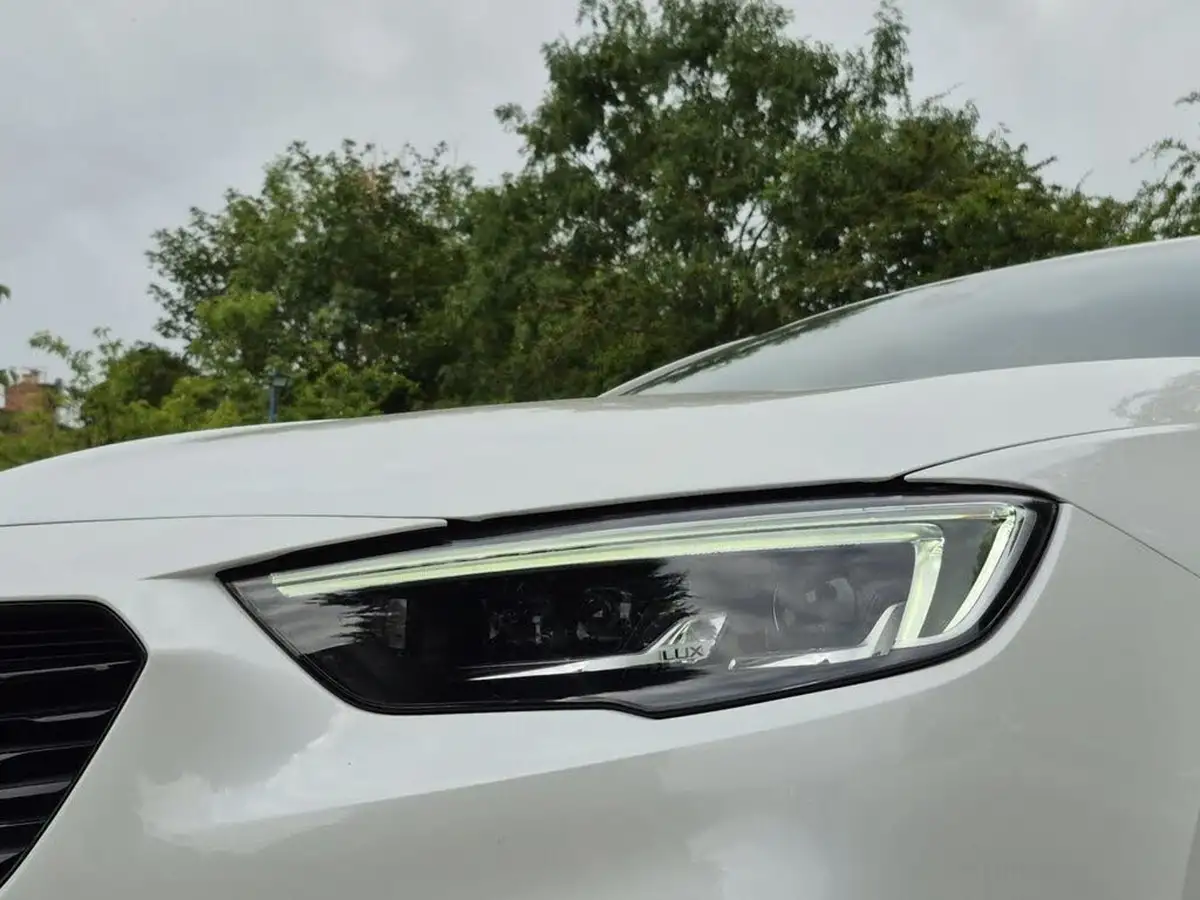 2018-vauxhall-insignia-grand-sport-20-biturbo-gsi-nav-big-33