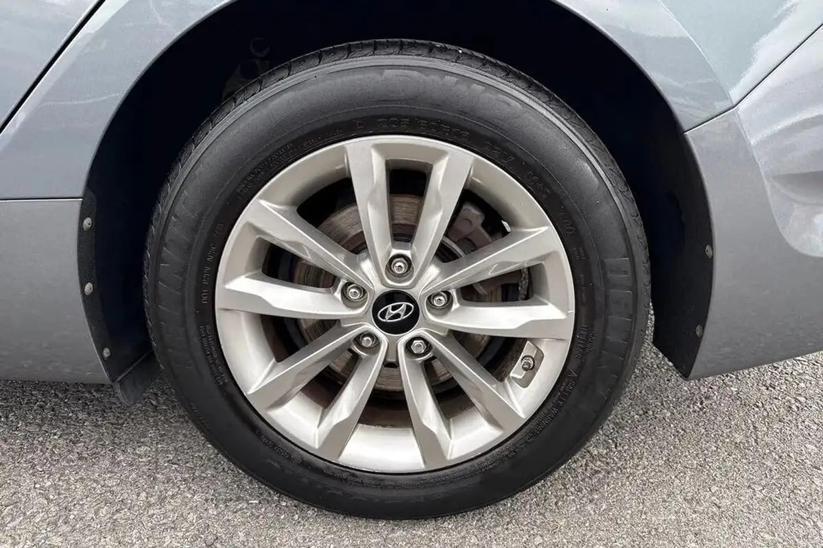 2017-hyundai-i40-17crdi-se-nav-141ps-tourer-5d-big-12