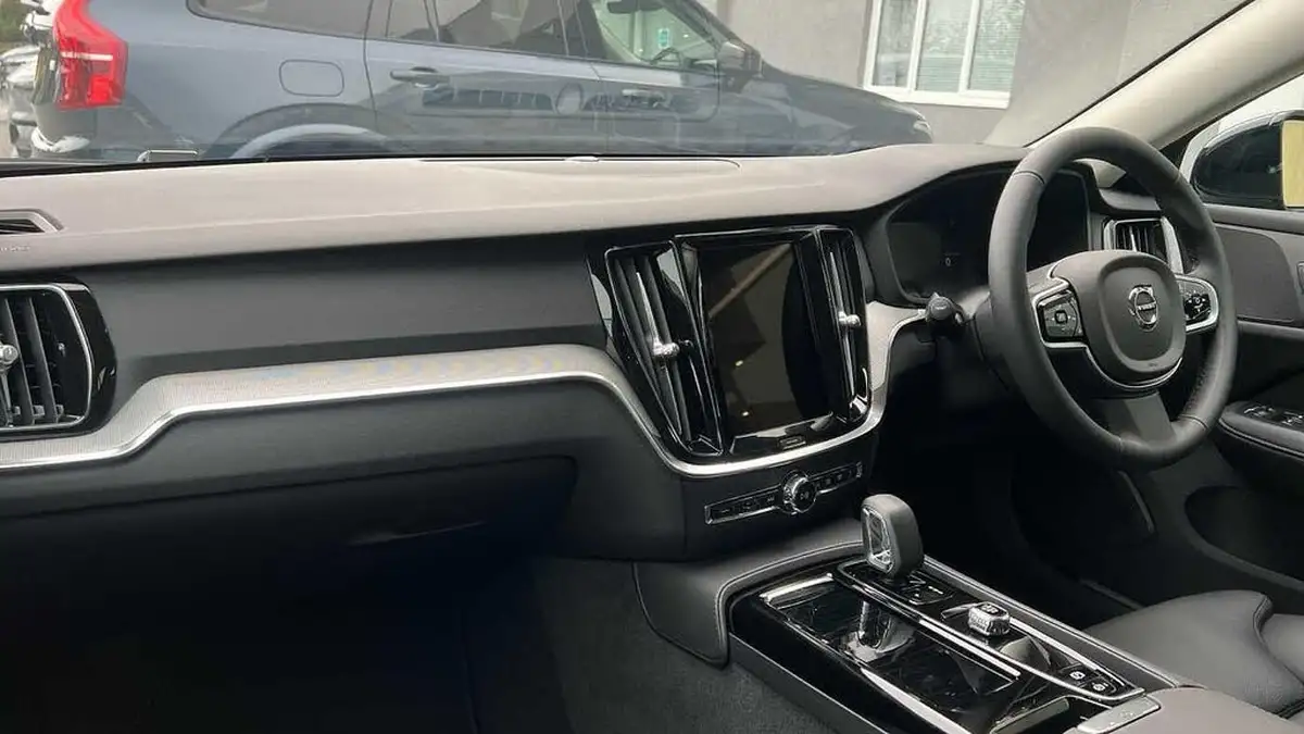 2025-volvo-v60-20-t6-plus-dark-station-wagon-big-4