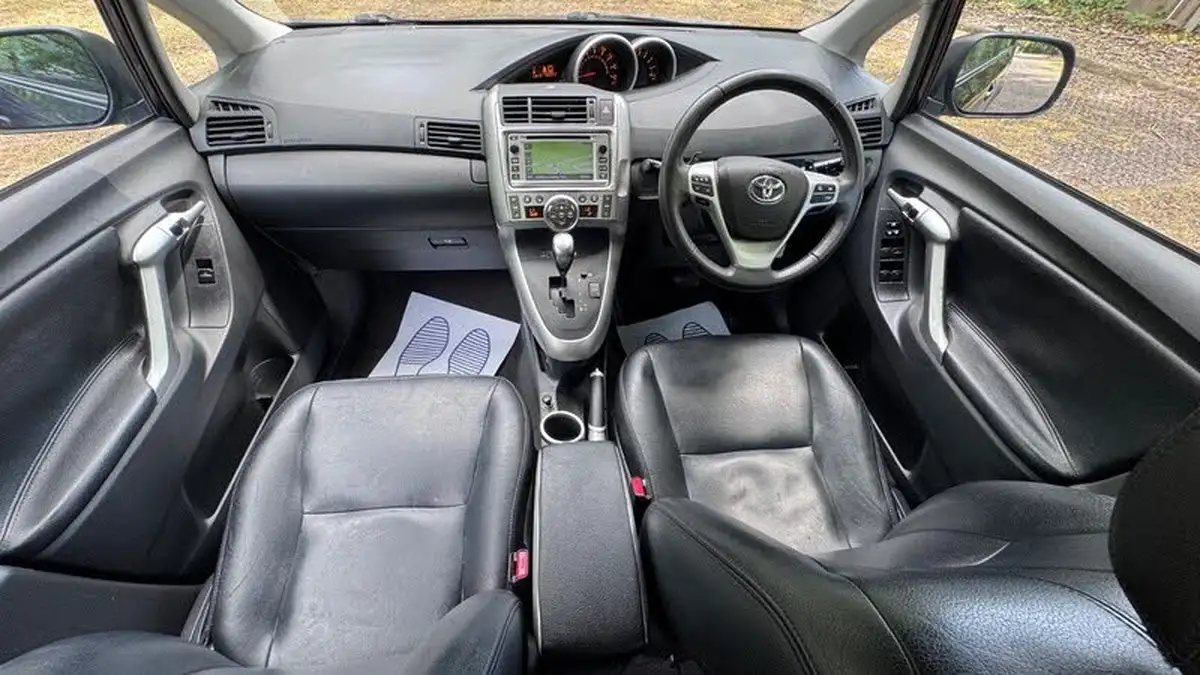 2012-toyota-verso-22td-tr-big-1