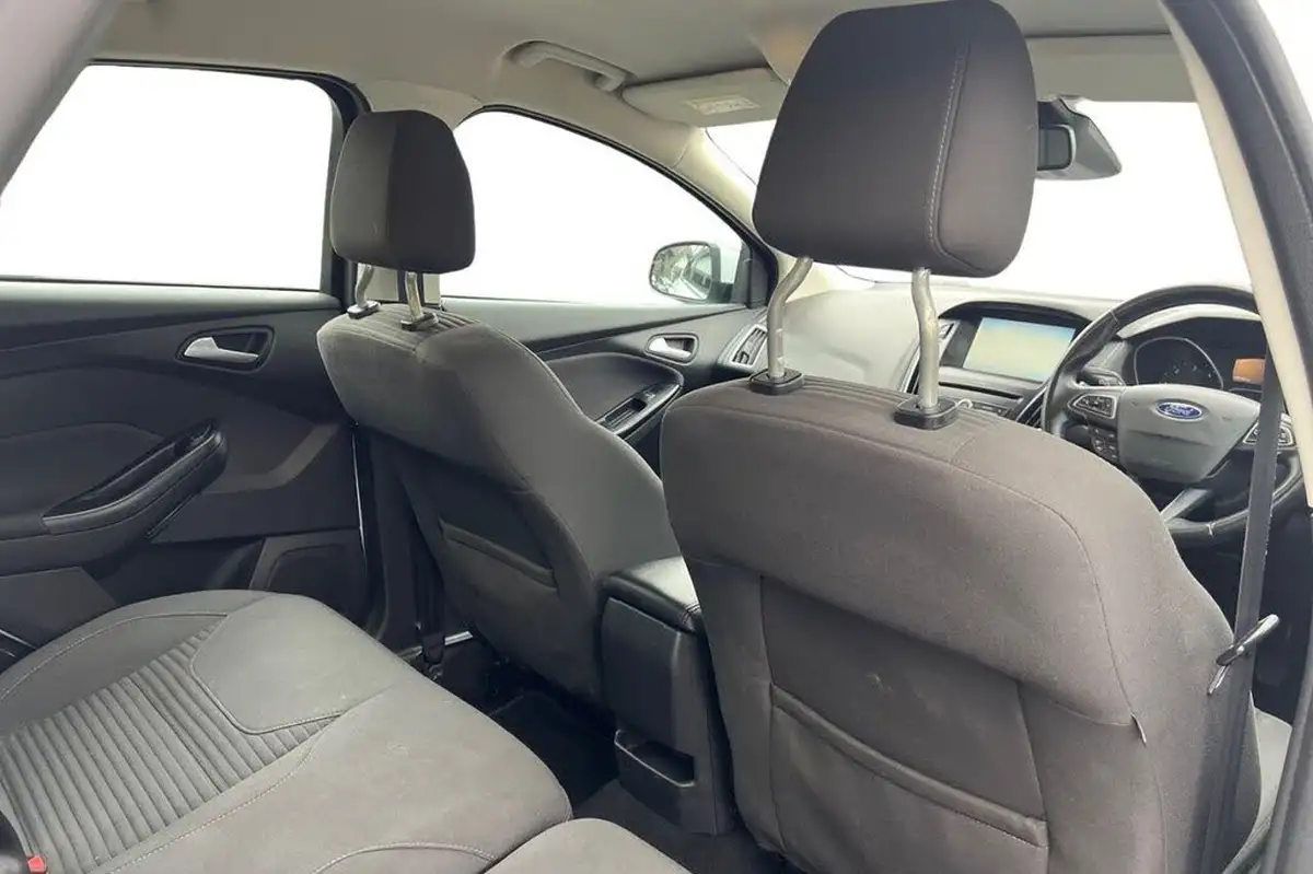 2015-ford-focus-15tdci-titanium-hatchback-big-9