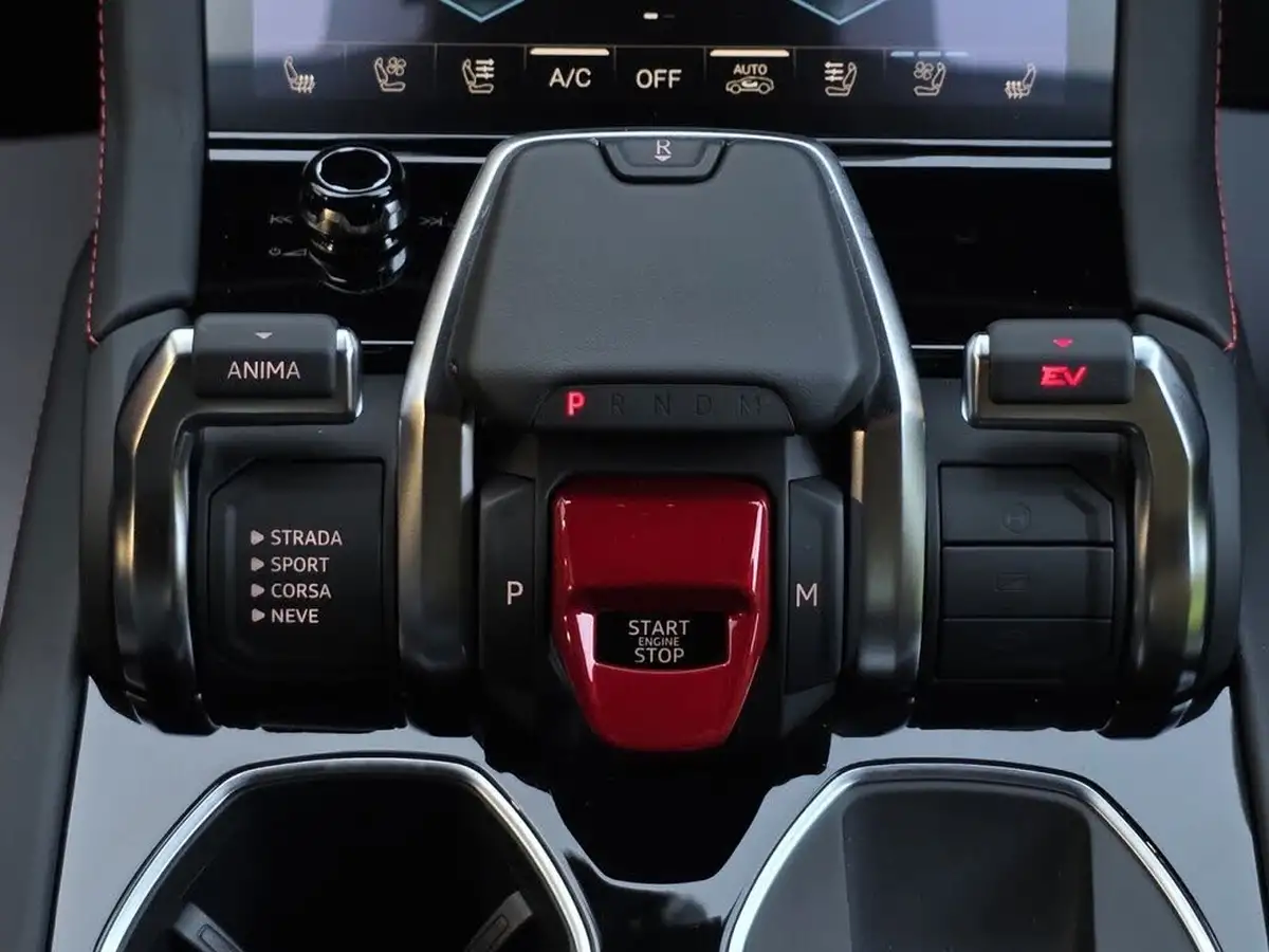 2025-lamborghini-urus-40-no-trim-big-30