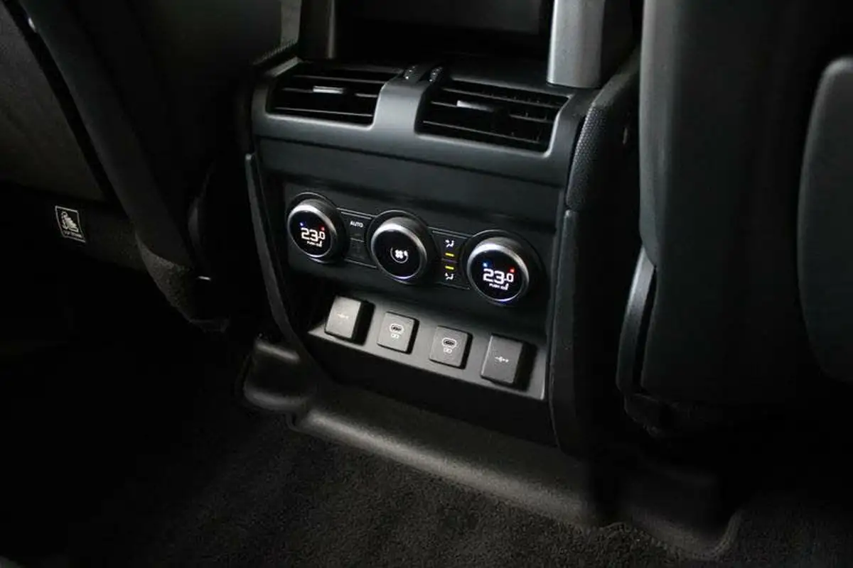 2021-land-rover-110-defender-50-p525-v8-big-27