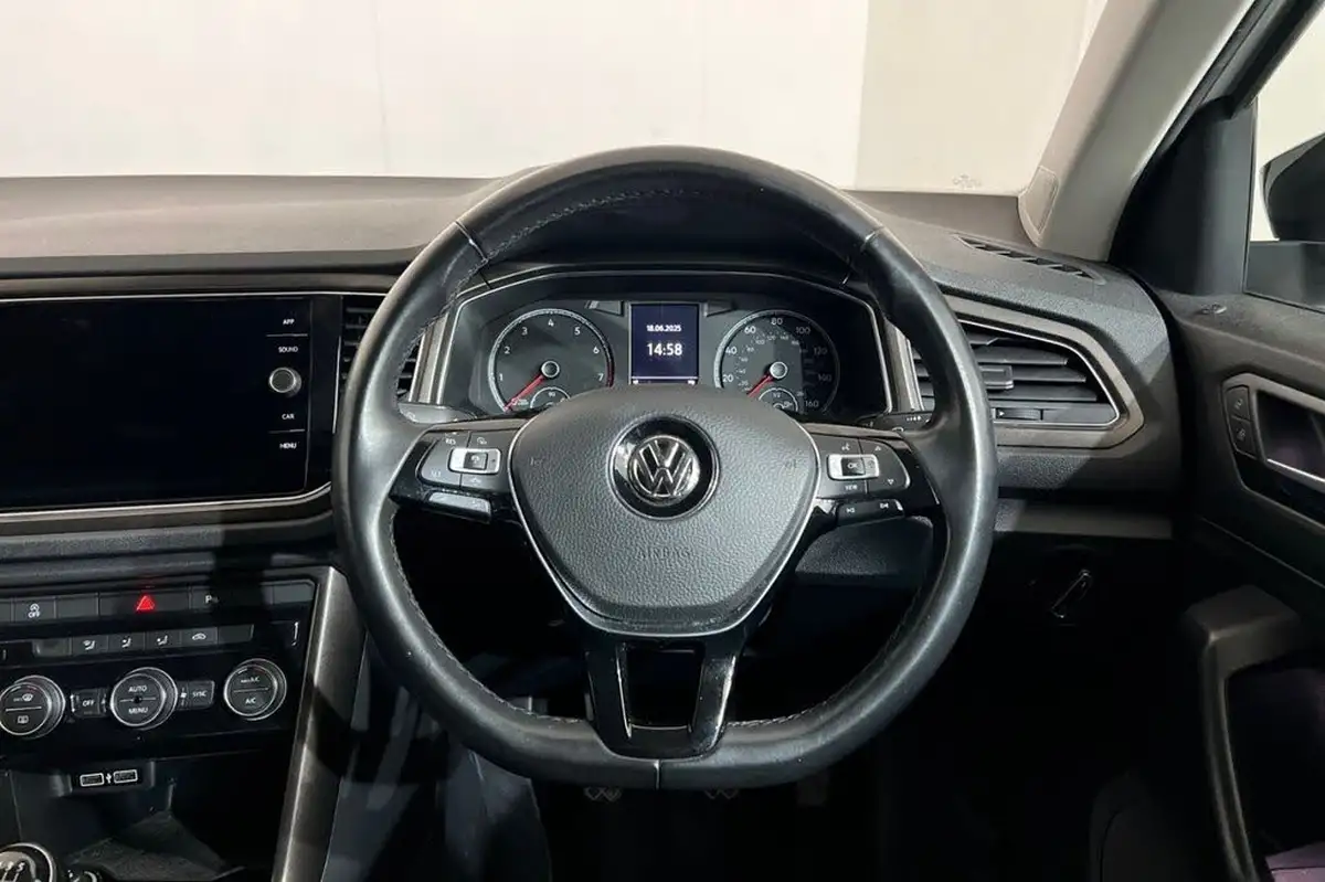 2019-volkswagen-t-roc-10-tsi-design-big-12