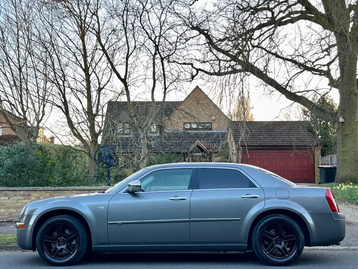 2010-chrysler-300c-big-7