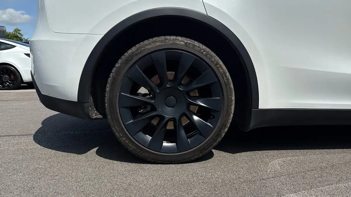2023-tesla-model-y-e-long-range-big-18