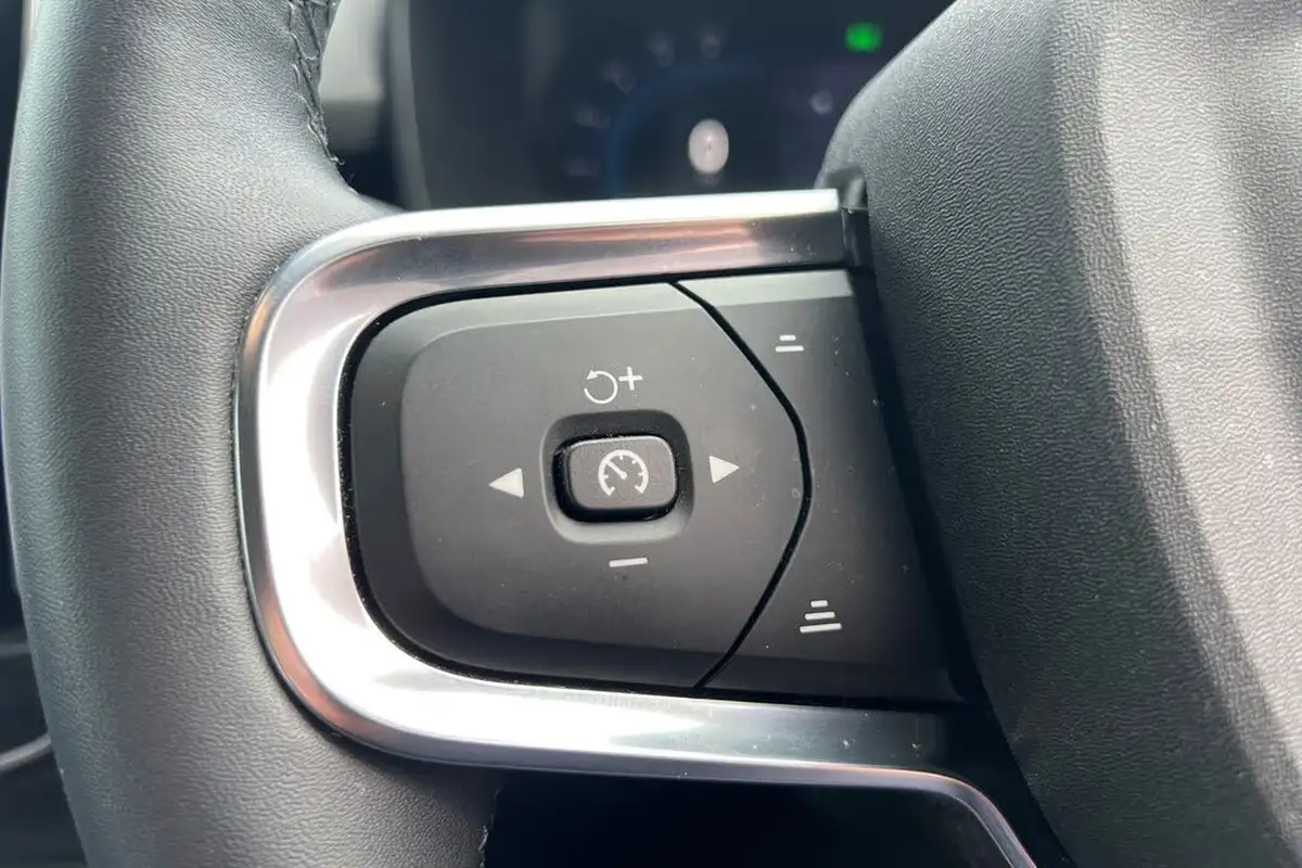 2022-volvo-xc40-20-b3-plus-big-10