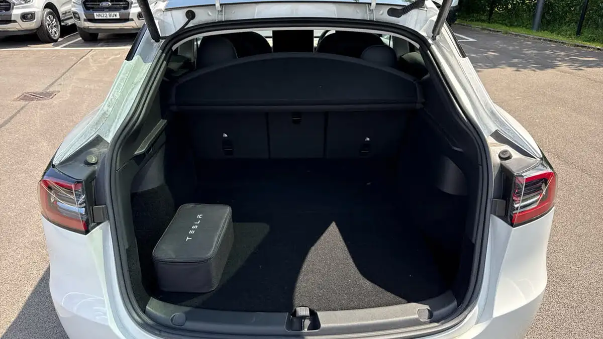 2023-tesla-model-y-e-long-range-big-14