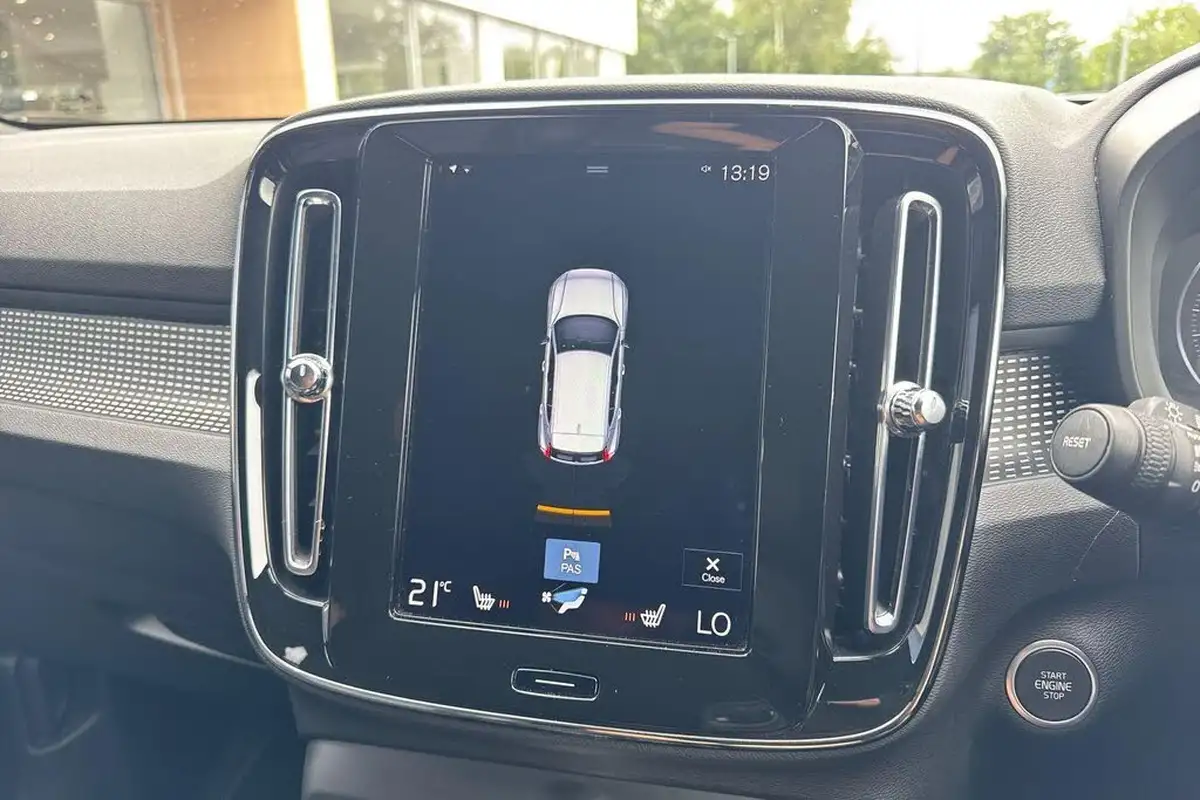 2021-volvo-xc40-20-b4-r-design-pro-194bhp-awd-auto-big-3