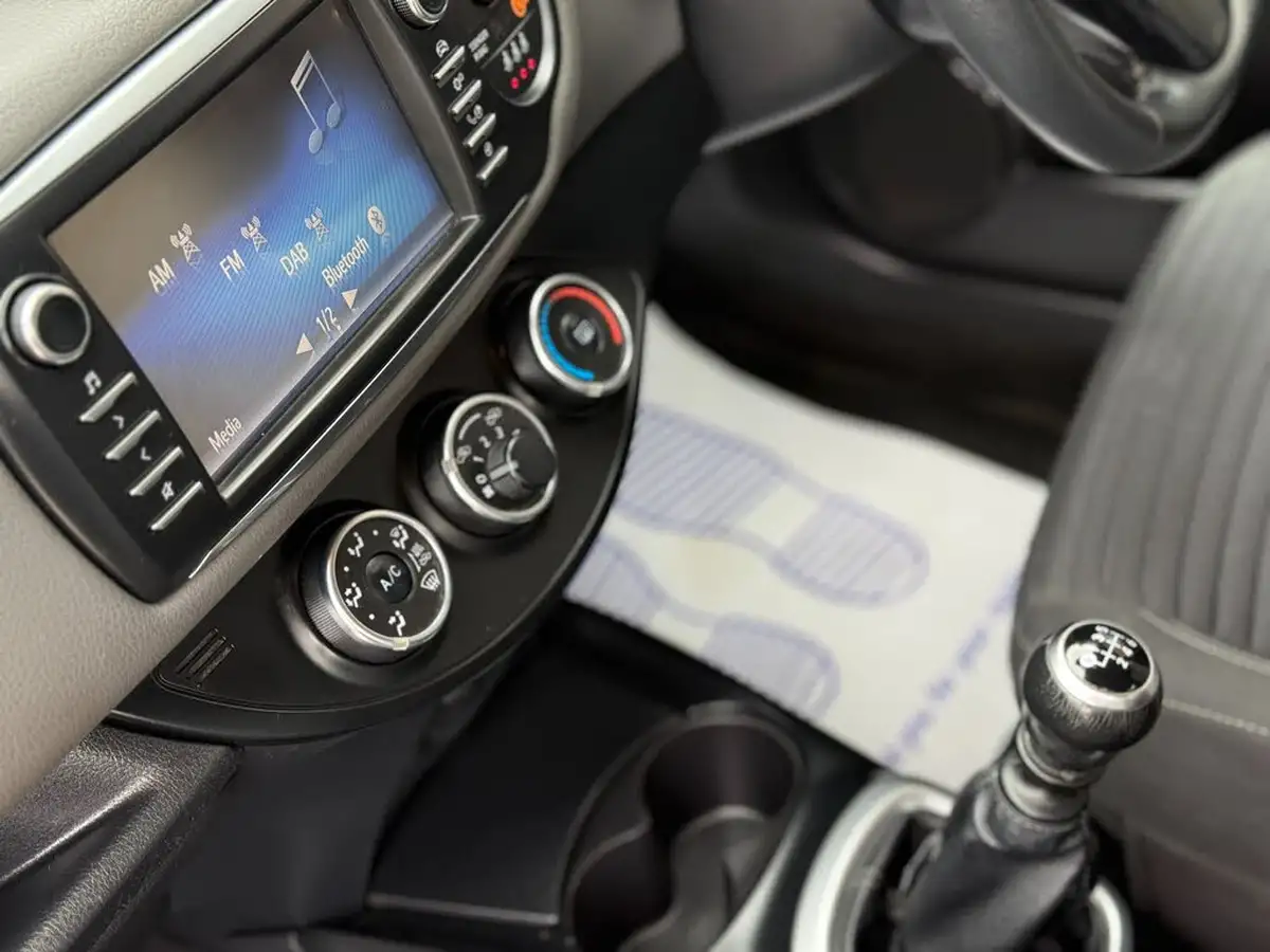 2018-toyota-yaris-15-vvt-i-icon-navi-big-32