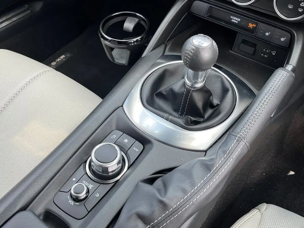 2024-mazda-mx-5-15-kizuna-big-26