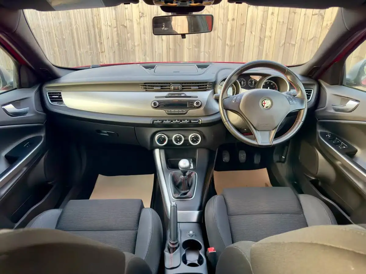 2013-alfa-romeo-giulietta-14-collezione-120bhp-big-32