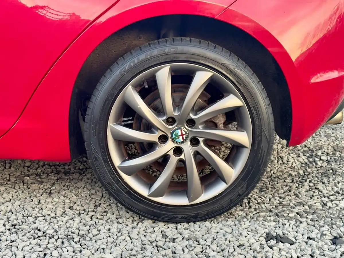 2013-alfa-romeo-giulietta-14-collezione-120bhp-big-56