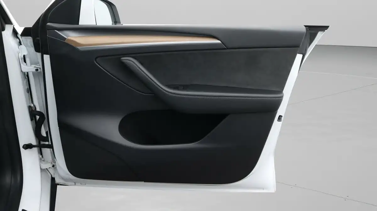 2022-tesla-model-y-e-long-range-big-15