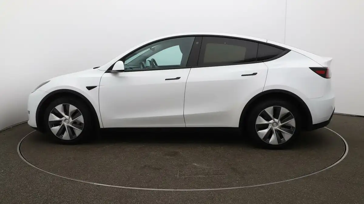 2022-tesla-model-y-e-long-range-big-63