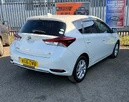 2016-toyota-auris-small-2