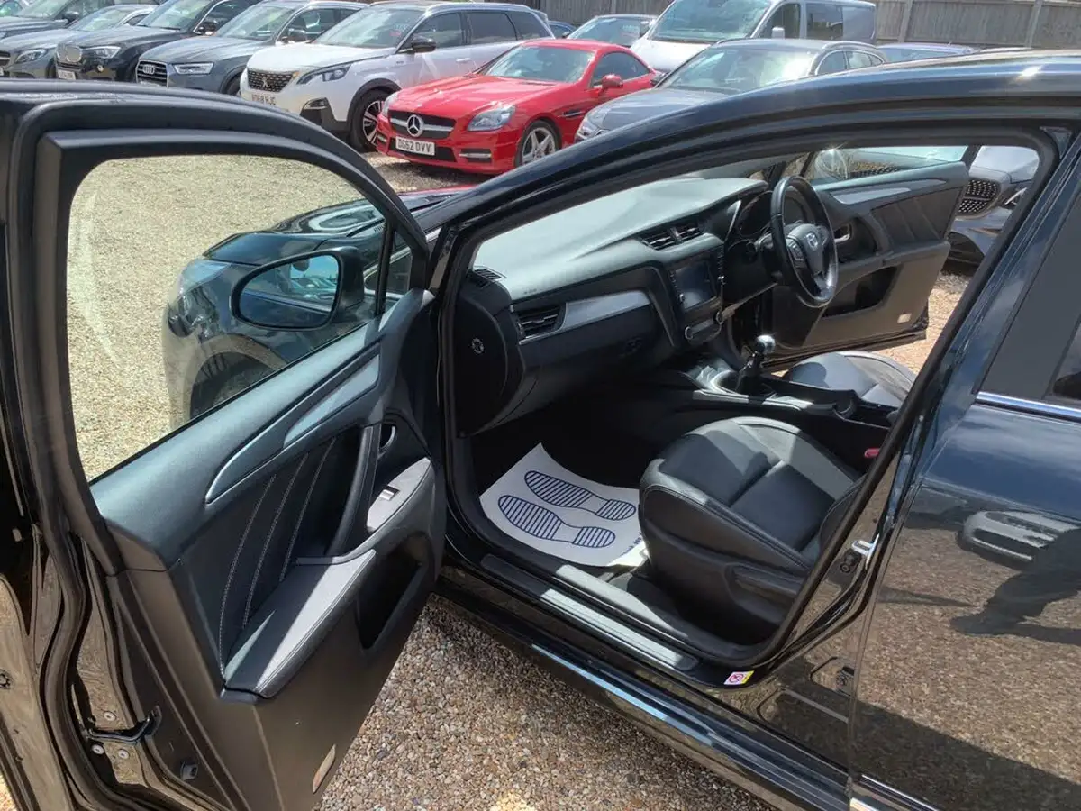 2017-toyota-avensis-20d-4d-business-edition-plus-saloon-4d-big-28