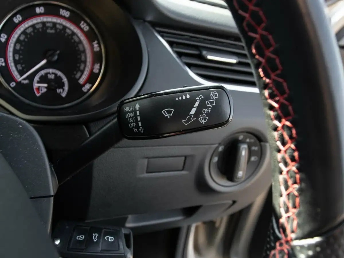 2019-skoda-octavia-20-tsi-vrs-estate-big-18